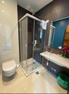ein Bad mit einer Dusche, einem WC und einem Waschbecken in der Unterkunft SkyView apartments in Budva