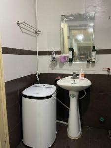 a bathroom with a toilet and a sink at Căn hộ nghỉ dưỡng bên bờ biển in Dong Quan