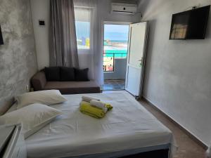 a living room with a bed and a couch at Vila Marea Venusului in Venus
