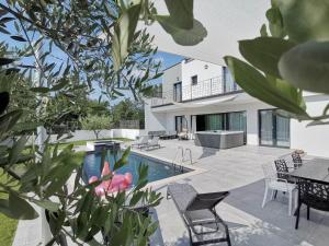 una imagen de una casa con piscina en Villa Piante - Pool, Whirlpool, en Antonci