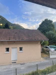 una casa con tetto piastrellato su una strada di Petit Lac a Duingt