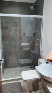 Un baño con ducha, inodoro y lavabo. en Mirante dos Alpes Teresópolis, en Teresópolis 15 fotos más