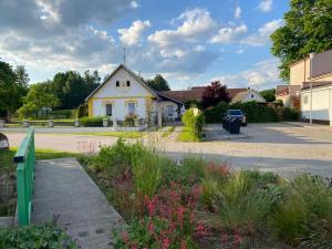 Budova, kde se apartmán nachází + 3 fotografie