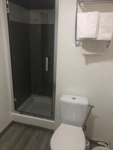 Ένα μπάνιο στο Contact Hotel LE SUD Montpellier Aéroport Parc Expo Arena
