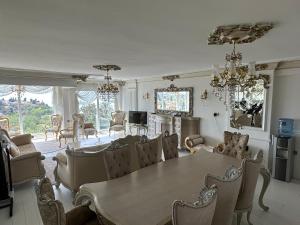 uma sala de jantar com mesa e cadeiras em Konyaaltı plajına 10 dakika kral dairesi em Antalya
