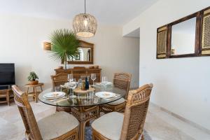 comedor con mesa y sillas en Costalita Beach Apartment, en Estepona
