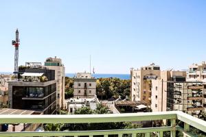 uma vista para uma cidade com edifícios altos em A wonderful sea view duplex em Tel Aviv