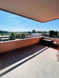 una vista desde el balcón de un edificio en Solution Home Ripamonti, en Milán
