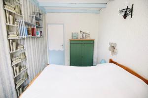 sypialnia z łóżkiem i zieloną szafką w obiekcie Les Volets Bleus w mieście Sauvignac