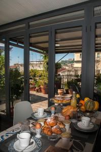un tavolo con colazione a base di pane e frutta di La Terrazza ai Miracoli a Napoli