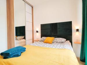 a bedroom with a large bed with a large mirror at Wygodne Mieszkania Nova Mikołowska 98 in Katowice