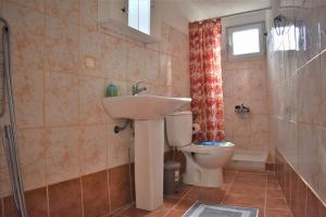 Koupelna v ubytování KATINA HOUSE + 12 fotografií