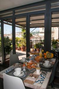 un tavolo con cibo sul balcone di La Terrazza ai Miracoli a Napoli