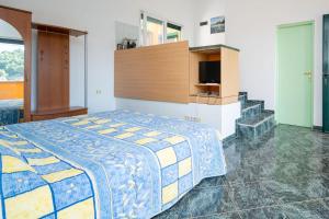 1 dormitorio con 1 cama con manta azul y amarilla en Apartmani Frka, en Sali