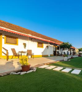a house with a yard with a lawn at VILA NATURA in Barreiro