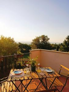 una mesa de madera en la parte superior de un balcón en ArtGallery Apartment - Villa immersa nel verde - Deluxe, en Viterbo