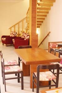 - une salle à manger avec une table, des chaises et des escaliers dans l'établissement Villa Rosa a 50mt dal mare, à Gabicce Mare