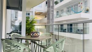 patio con mesa y sillas en el balcón en Hermoso apartamento, en Cartagena de Indias