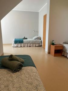 Habitación con 2 camas y alfombra en el suelo en Ośrodek konferencyjno-wypoczynkowy, en Chojna