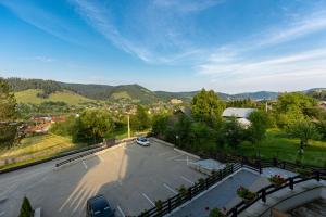 uma vista aérea de um parque de estacionamento com montanhas ao fundo em Vale Humor Residence em Mănăstirea Humorului