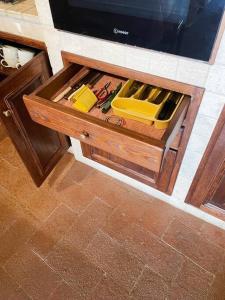 un cajón de madera con herramientas en la cocina en Appartamento toscano Pelago - Firenze en Pelago