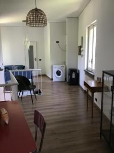 an empty living room with a kitchen and a washing machine at Casale a la campagne in San Mauro Torinese