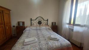 A bed or beds in a room at Villa del Biondo
