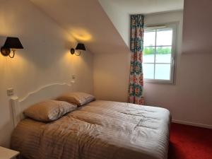 Un dormitorio con una cama grande con ventana. en Location Maison Meublée Marciac, en Marciac 29 fotos más