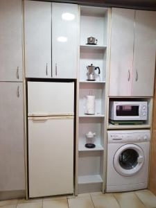 托羅的住宿－Piso Igualdad，厨房配有冰箱和微波炉。