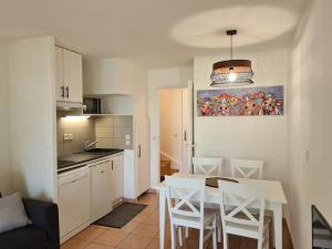 Una cocina y un comedor con mesa y sillas. en Location Maison Meublée Marciac, en Marciac