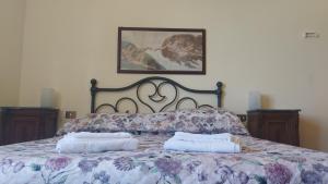 A bed or beds in a room at Villa del Biondo