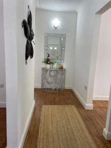 - un couloir avec un miroir et une table dans la chambre dans l'établissement Sleeps 6 near the beach, à Redruth