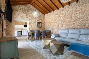 a living room with a couch and a table at Casa Rural Berrenda in Tiscamanita