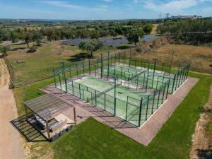 una vista aérea de una pista de tenis en un campo en Herdade da Cortesia Hotel, en Avis