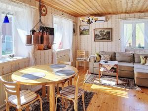 - un salon avec une table et un canapé dans l'établissement Holiday home LJUSDAL IV, à Ljusdal
