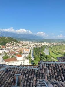 vistas a la ciudad desde el techo de un edificio en Aria Baci Guest House en Berat