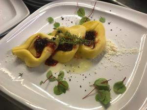Makanan di atau berdekatan hotel