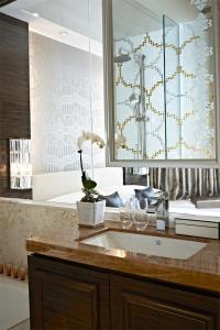 香港的住宿－香港觀塘帝盛酒店，一间带水槽和镜子的浴室