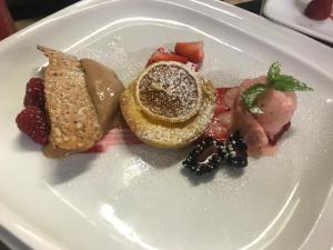 Makanan di atau berdekatan hotel