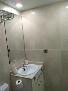 Un baño con lavabo, espejo e inodoro. en FUNNY FRIENDLY FISH HOLIDAY APARTMENTS, en Benalmádena 12 fotos más