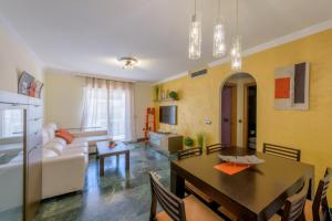 TV a/nebo společenská místnost v ubytování Apartamento Céntrico Sibarys-3 dormitorios