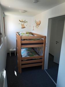 Ferienwohnung Waldblick - a88768 في هاتنغن: غرفة نوم بسريرين بطابقين في غرفة