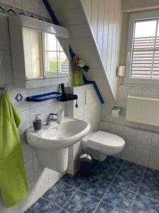 een badkamer met een wastafel en een toilet bij Kleine gemütliche Wohnung in Coesfeld