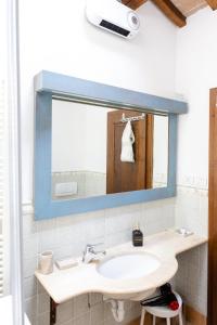 a bathroom with a sink and a mirror at Rustic House, con patio e giardino, Assisi centro in Assisi