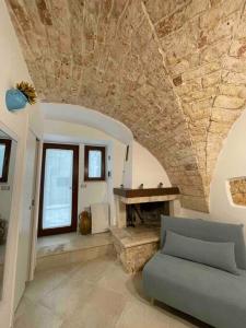 a living room with a couch and a stone ceiling at Longo Stone House in Castellana Grotte