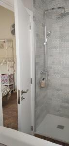 Carcagente的住宿－Casa Bienvenida La Romantica，浴室里设有玻璃门淋浴