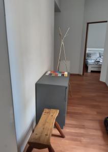 een kamer met een tafel, een bank en een spiegel bij APARTAMENT KOSZARY na NOVO in Mrągowo