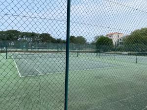Tenis alebo squash v ubytovaní Résidence 1 située dans un Magnifique Village Vacances Familiale alebo jeho okolí