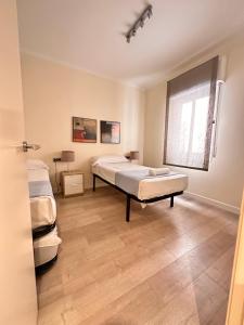 1 Schlafzimmer mit 2 Betten und einem Fenster in der Unterkunft Gracia Barcelona Apartment in Barcelona