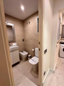 ein Bad mit einem WC und einem Waschbecken in der Unterkunft Gracia Barcelona Apartment in Barcelona